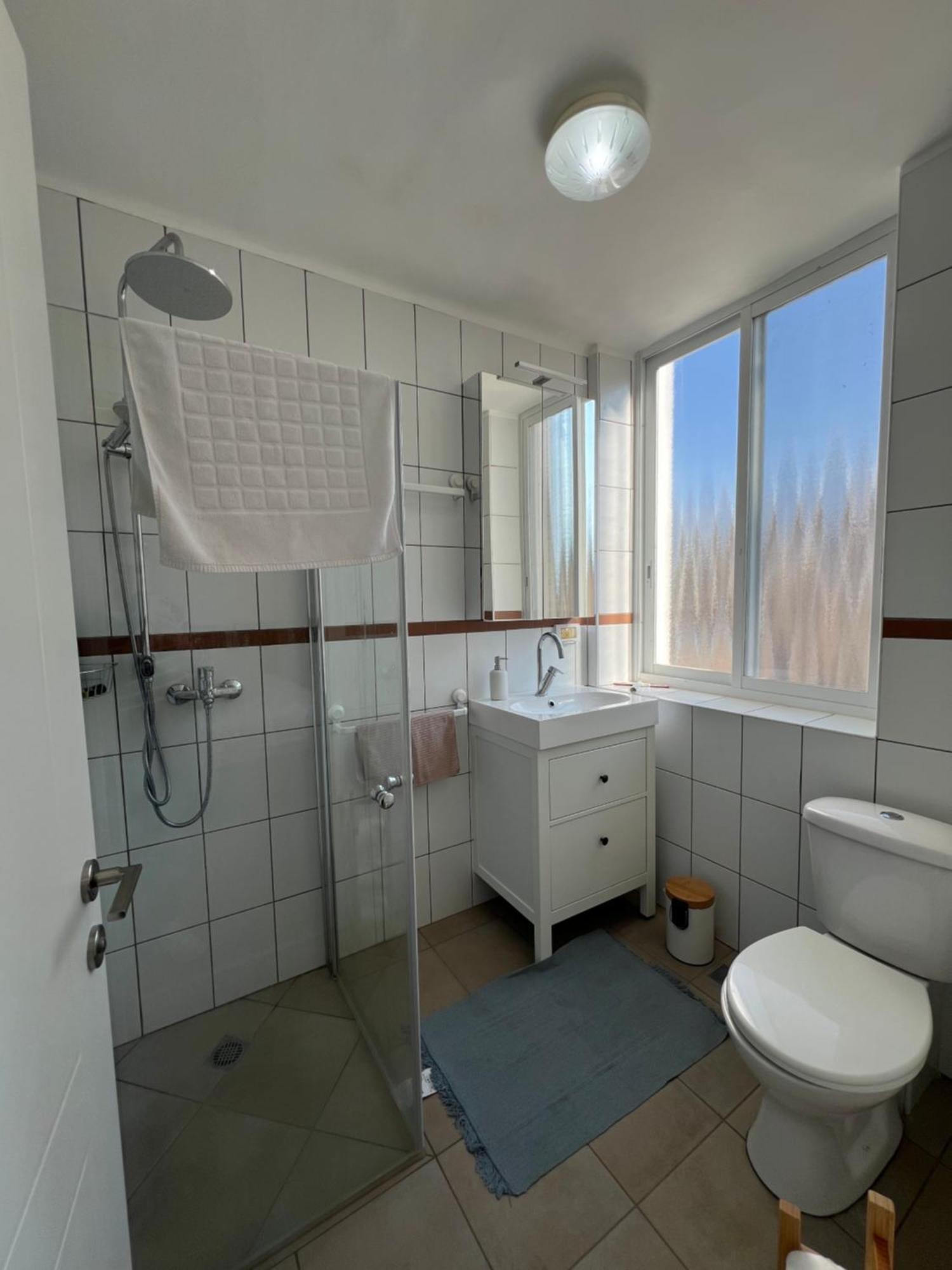 Modern And Spacious Apartment In Downtown Haifa Eksteriør bilde